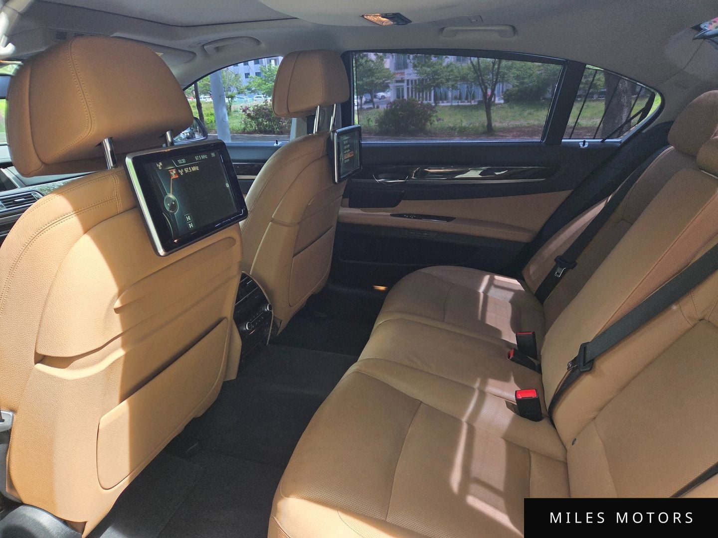 BMW 7 Series (F01) 2015 — миниатюра 11