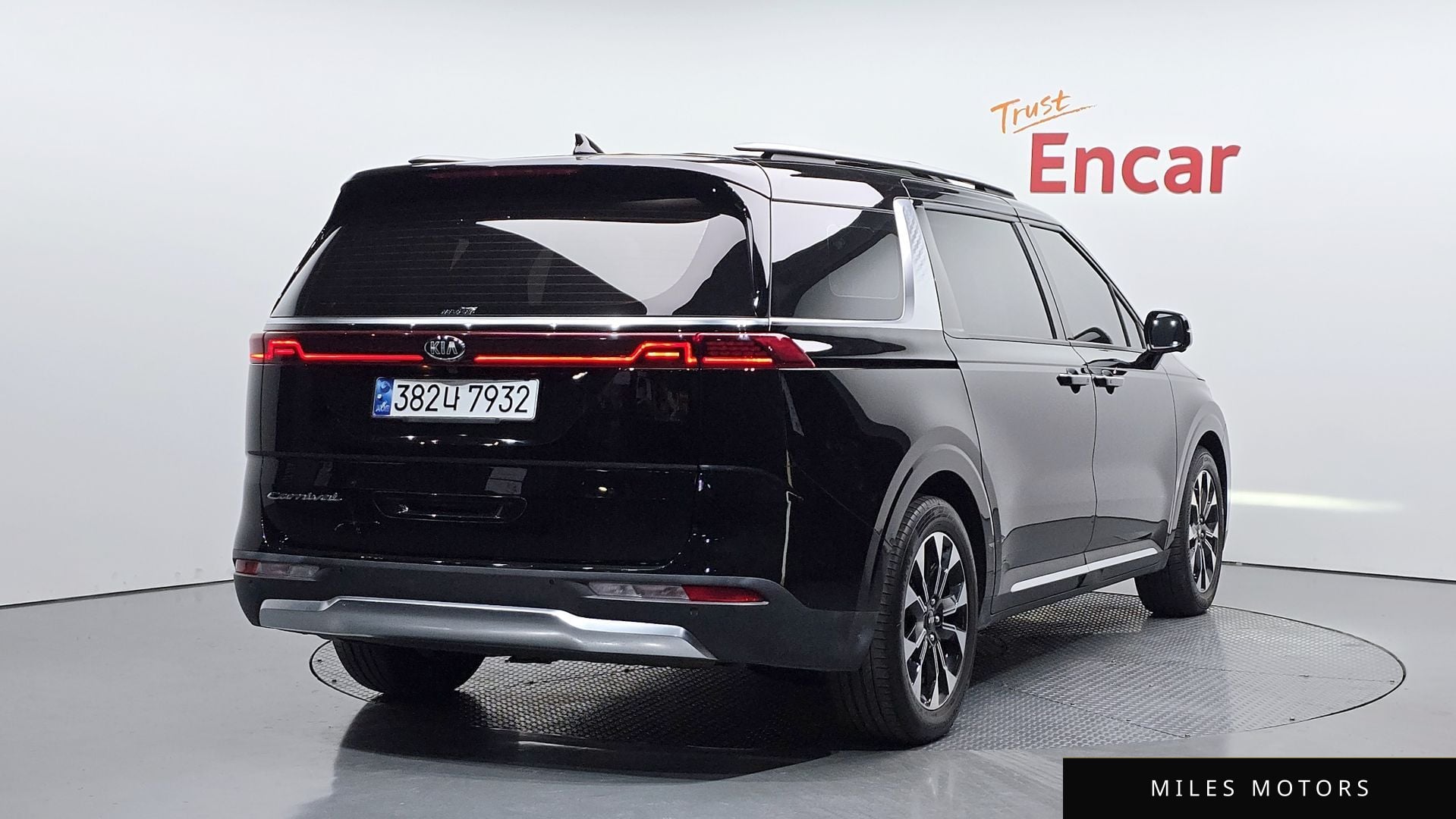 Kia Carnival 2021 — фото 1 из 12