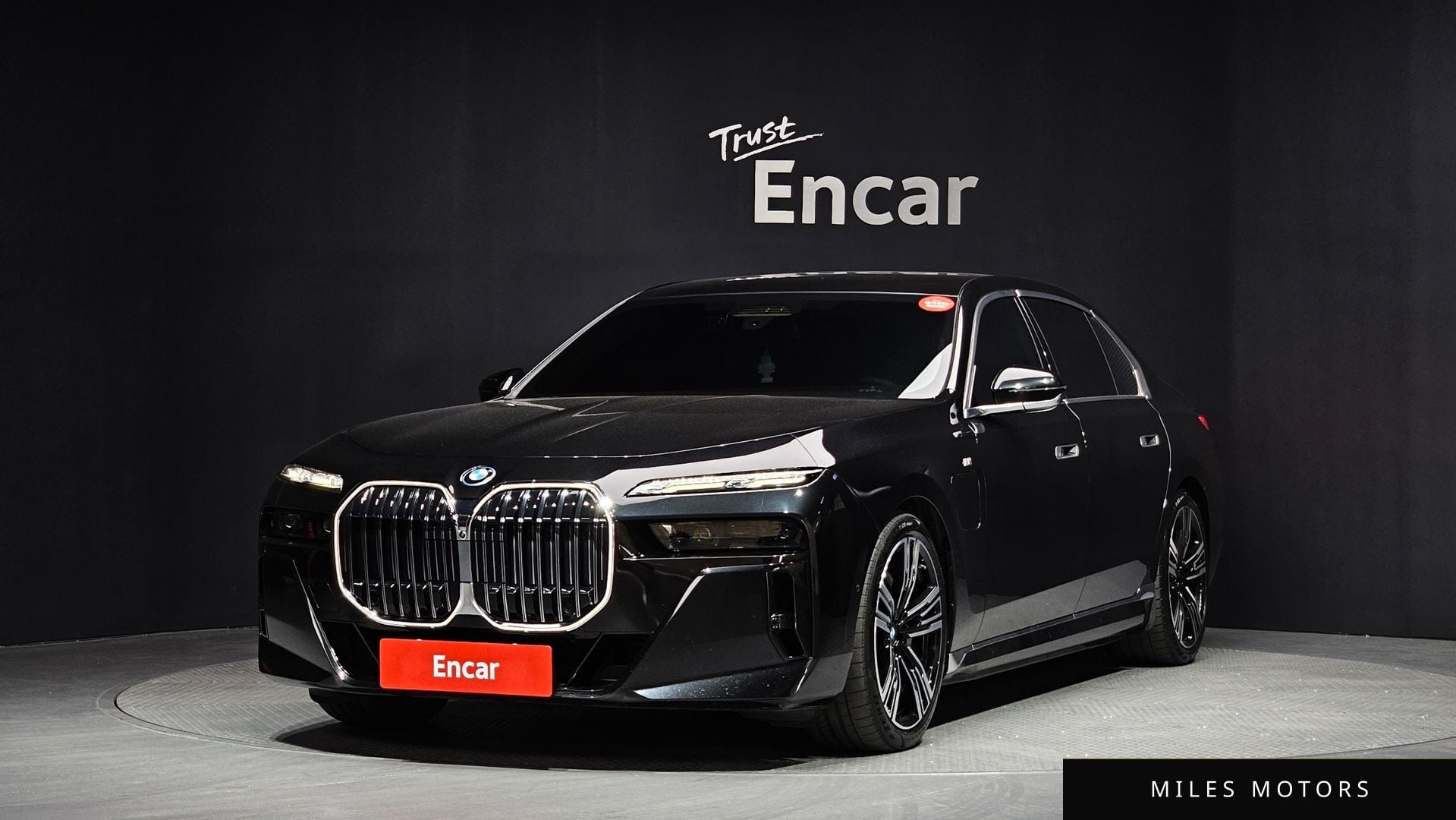 BMW 7 Series (G70) 2023 — фото 1 из 12