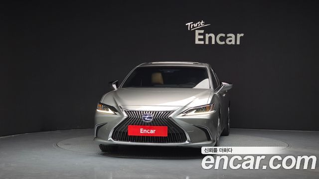 Лексус ES300h 2021 — миниатюра 3