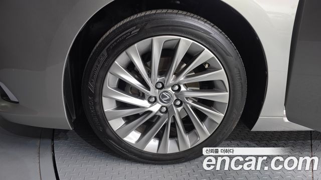 Лексус ES300h 2021 — миниатюра 5