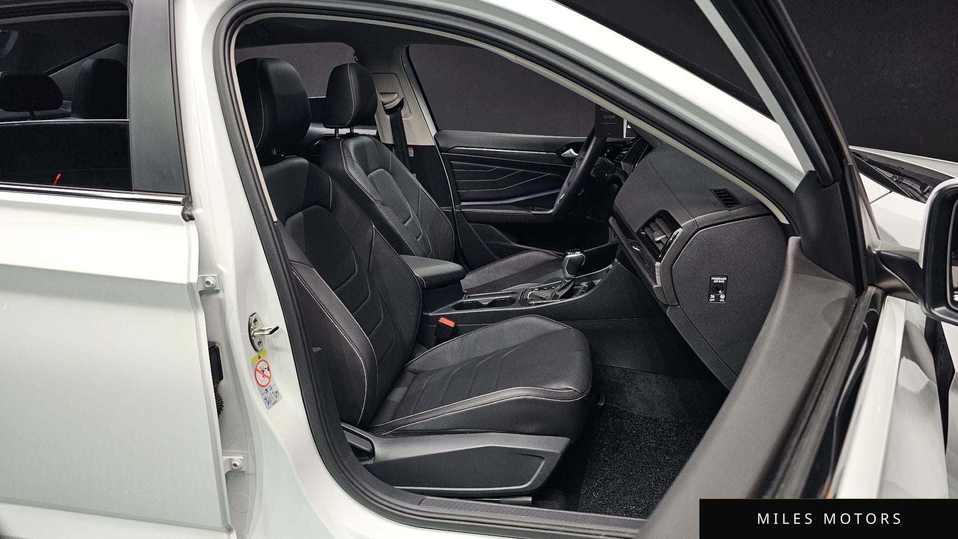 Volkswagen 제타 2023 — миниатюра 18