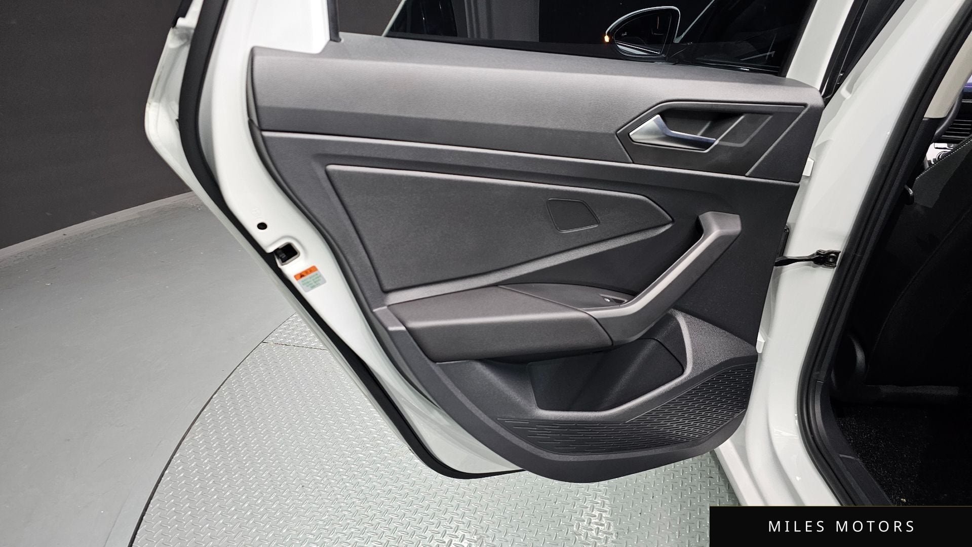 Volkswagen 제타 2023 — миниатюра 15