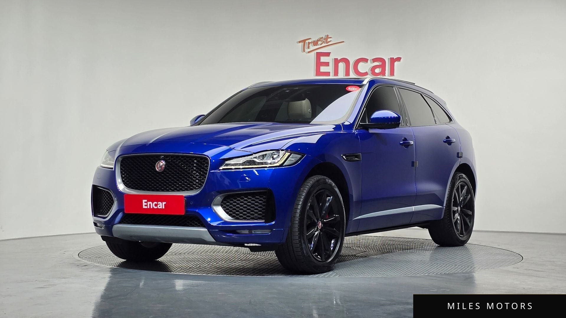 Jaguar F-PACE 2017 — фото 1 из 12