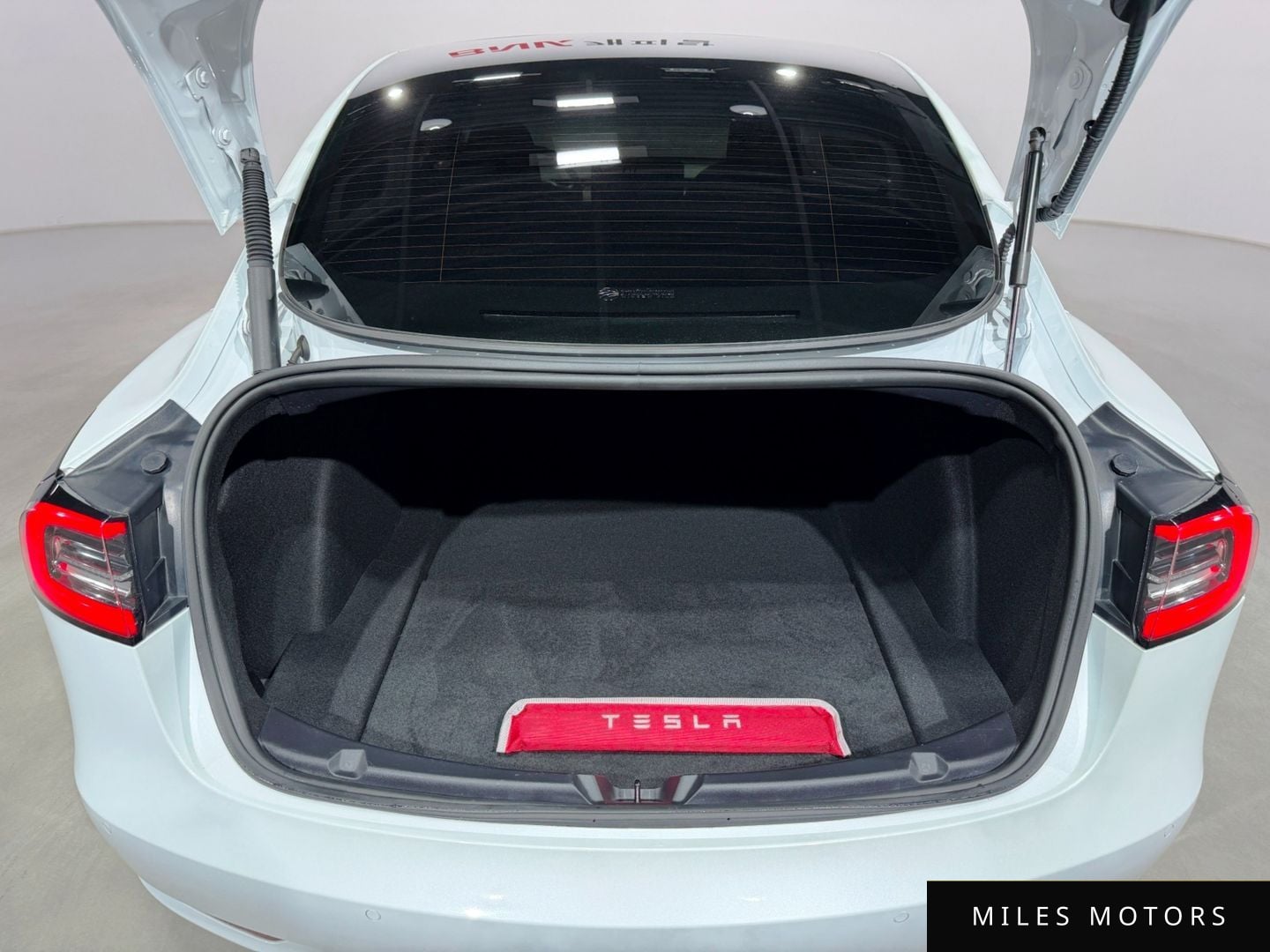Tesla 모델 3 2022 — миниатюра 9