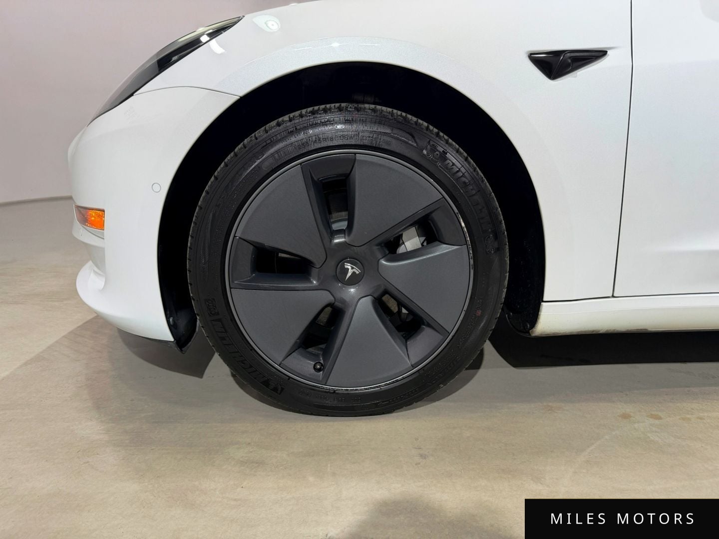 Tesla 모델 3 2022 — миниатюра 17