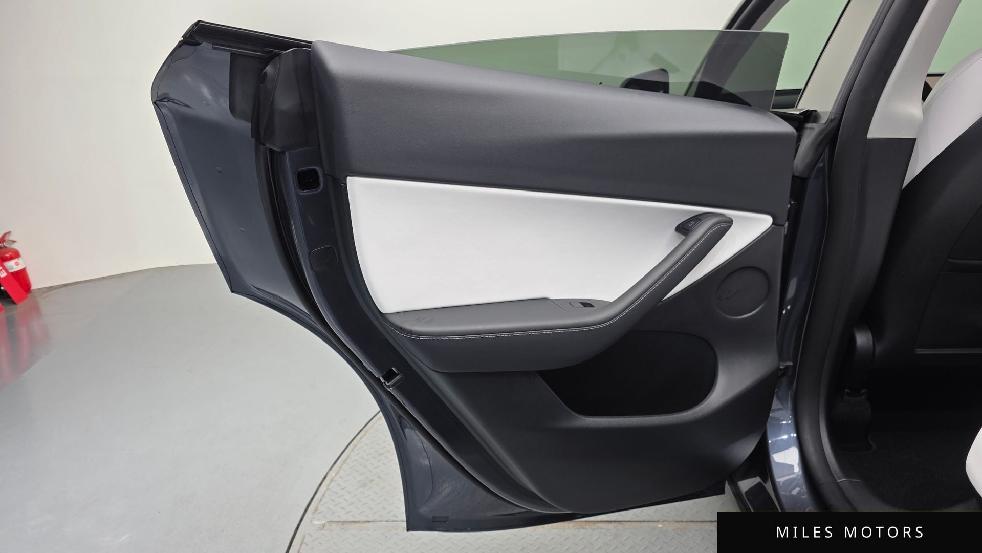 Tesla 모델 Y 2022 — миниатюра 15