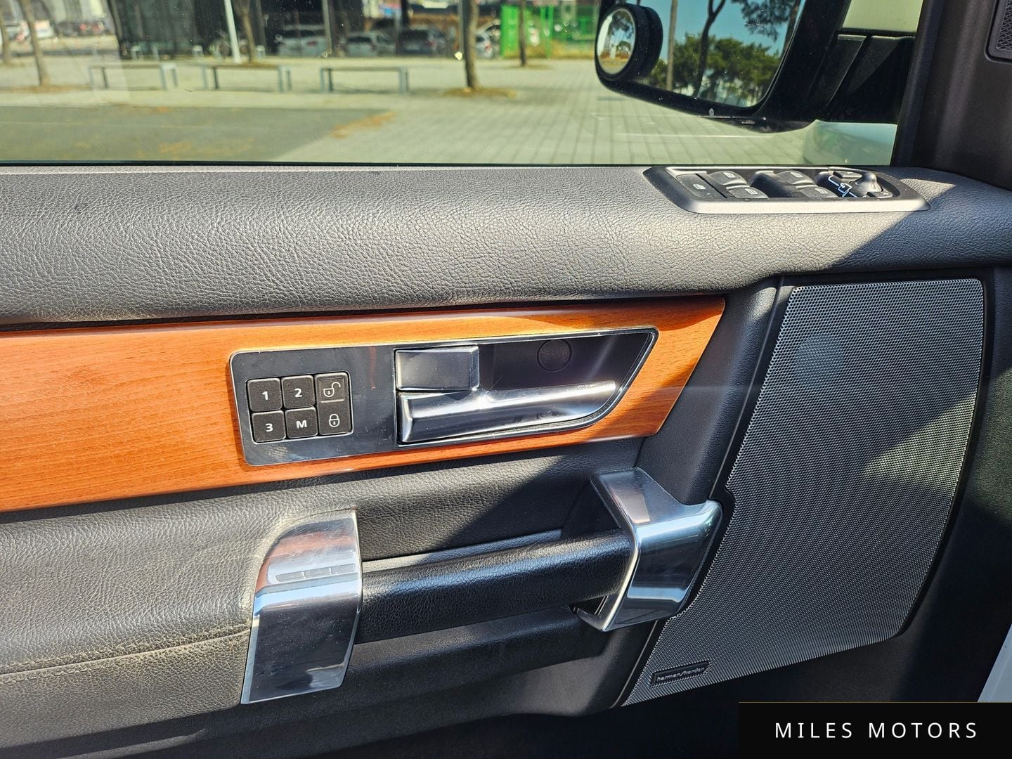 Land Rover Discovery 2013 — миниатюра 12