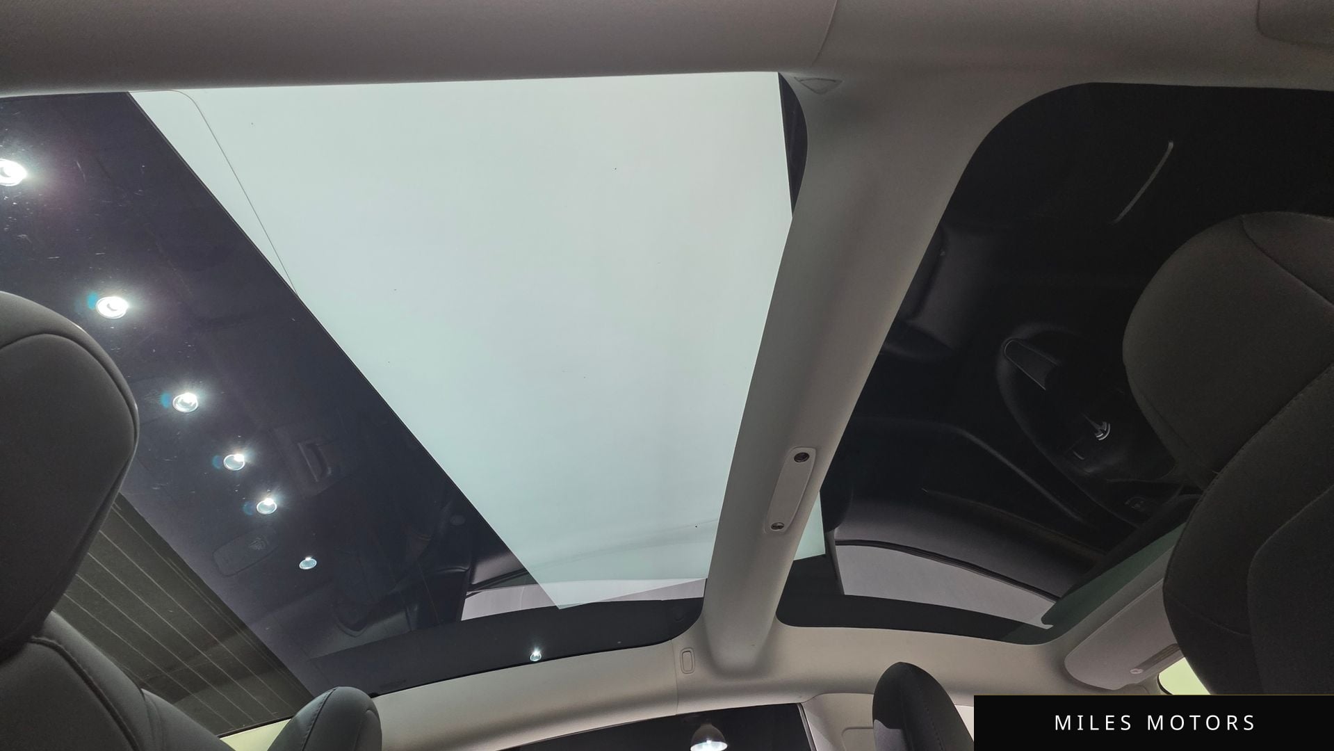 Tesla 모델 3 2022 — миниатюра 25