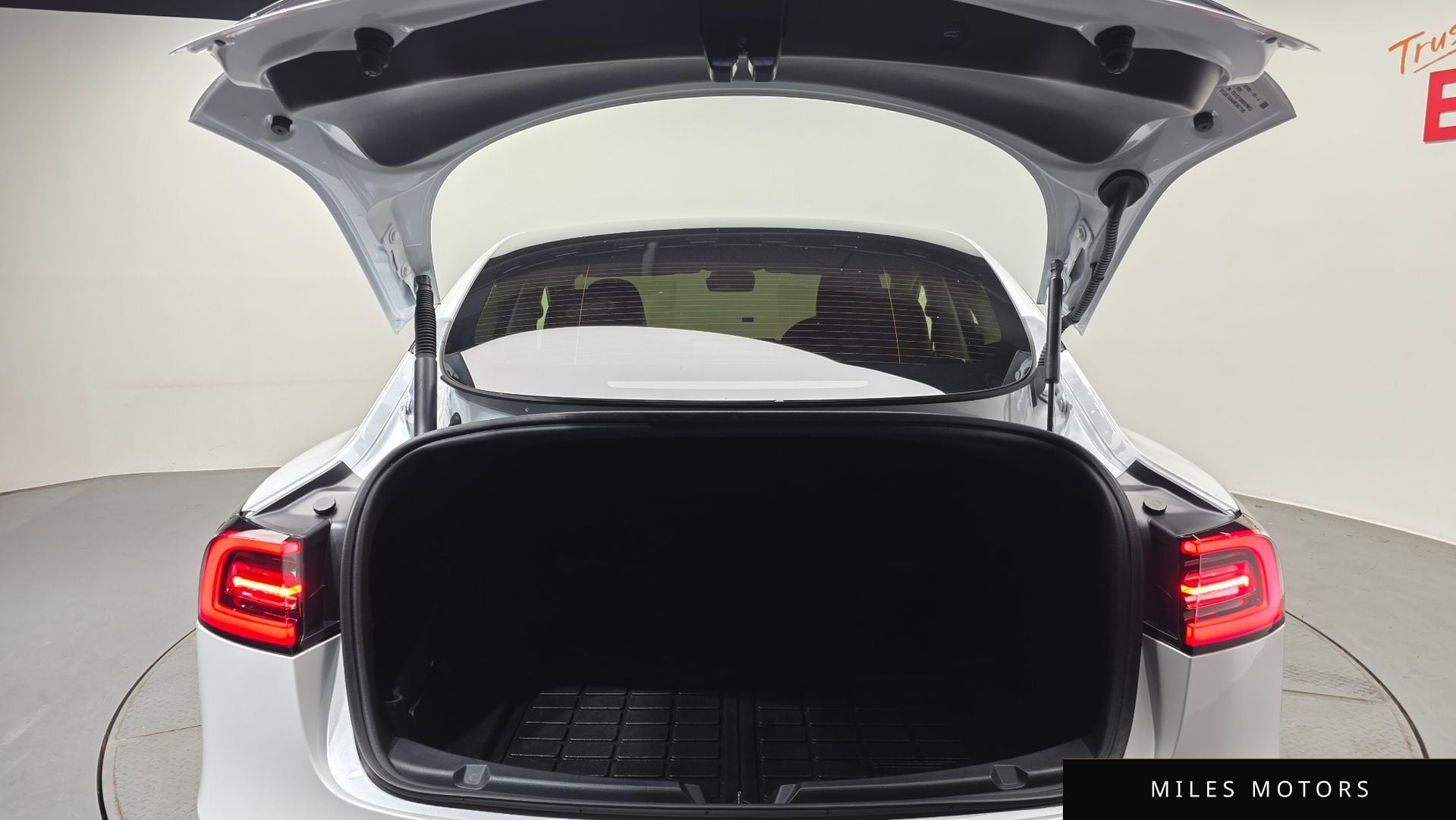Tesla 모델 3 2022 — миниатюра 26