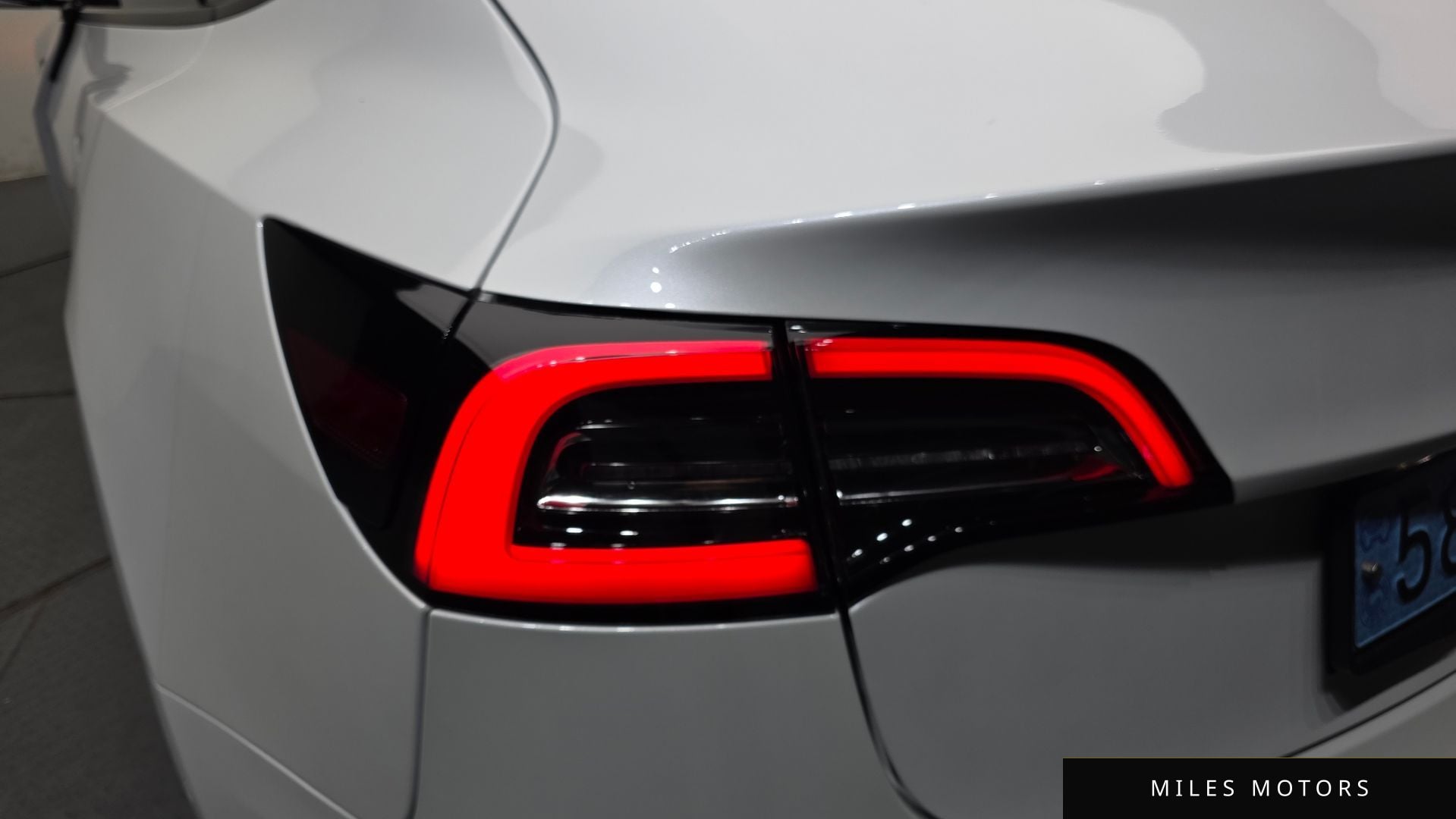 Tesla 모델 3 2022 — миниатюра 9