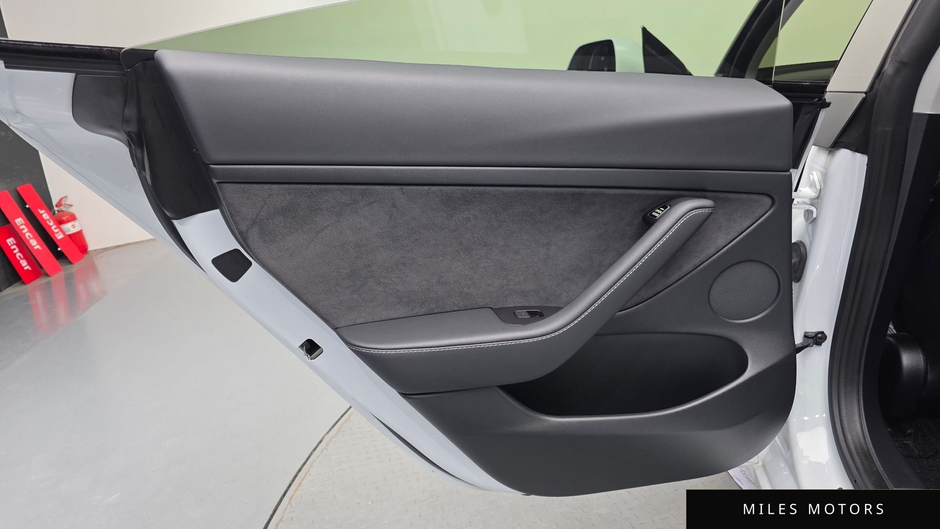 Tesla 모델 3 2022 — миниатюра 15