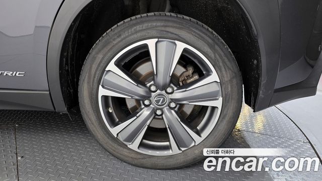 Лексус UX300e 2022 — миниатюра 7
