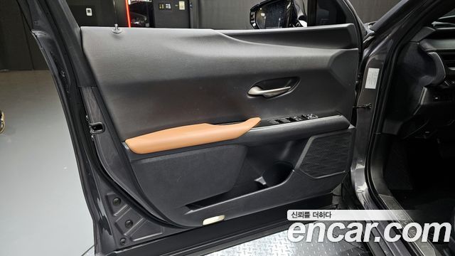 Лексус UX300e 2022 — миниатюра 14