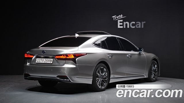 Лексус LS500h 2021 — миниатюра 2