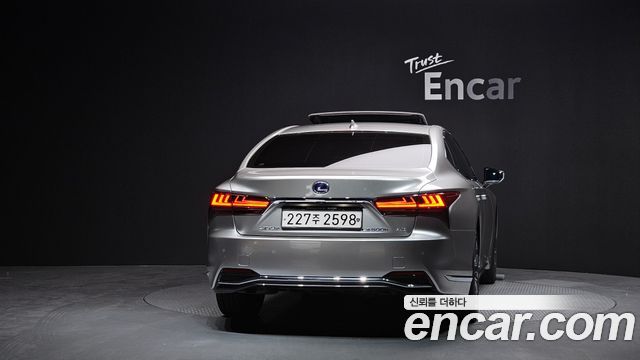 Лексус LS500h 2021 — миниатюра 4