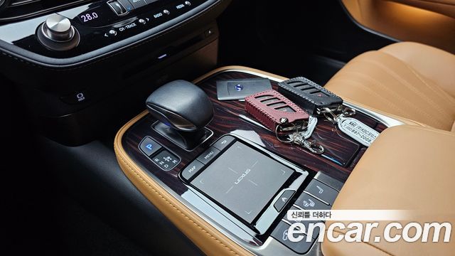 Лексус LS500h 2021 — миниатюра 12