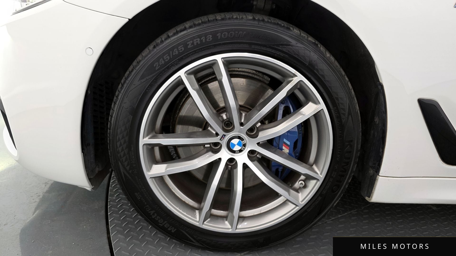 BMW 5 Series (G30) 2017 — миниатюра 5