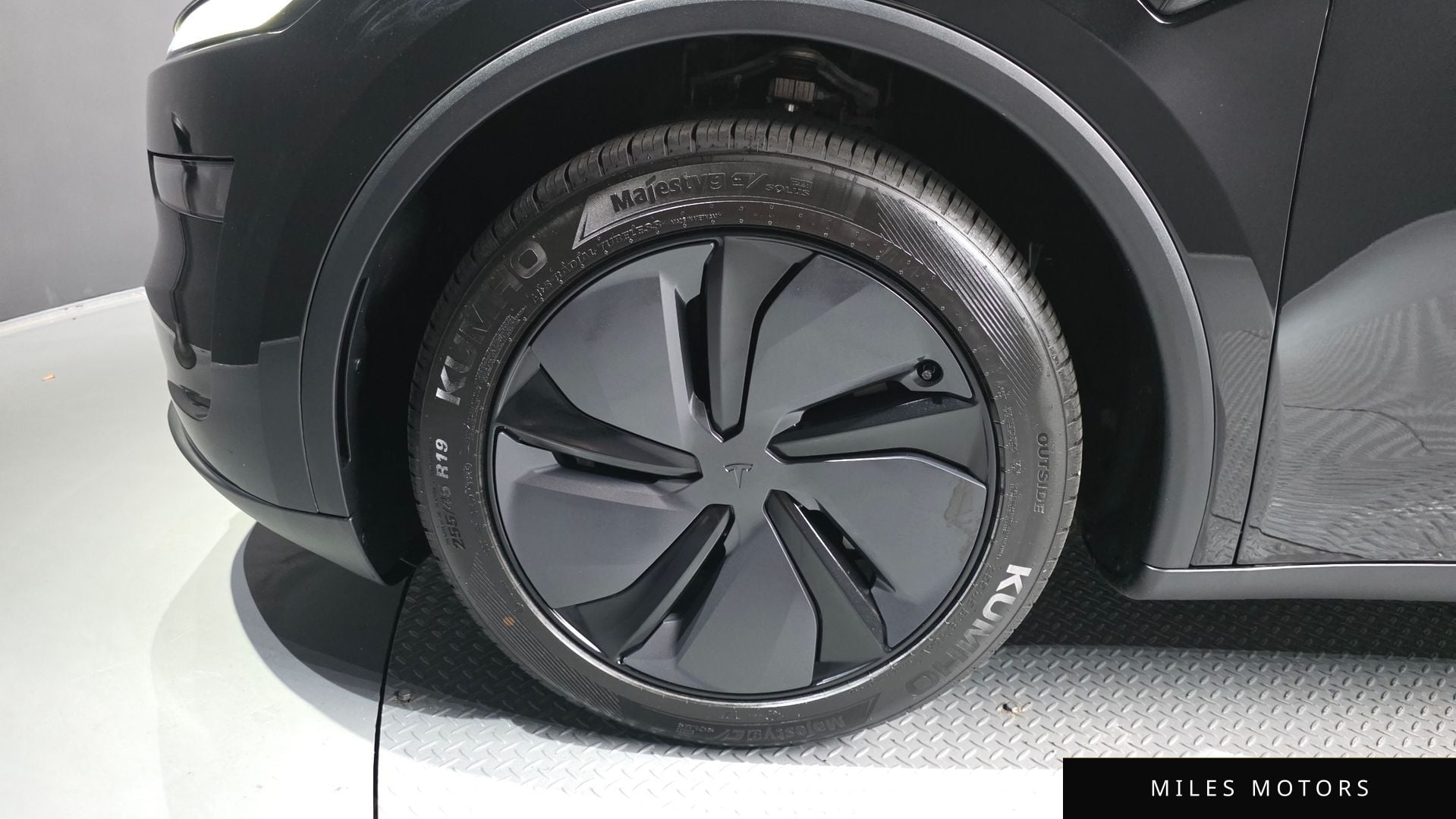 Tesla Model Y 2025 — миниатюра 5