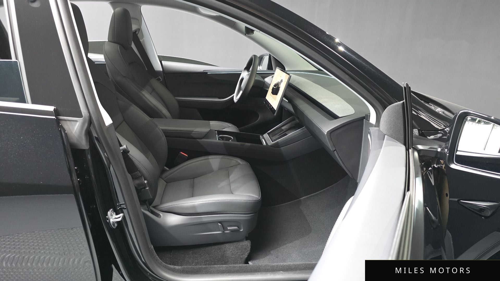 Tesla Model Y 2025 — миниатюра 17