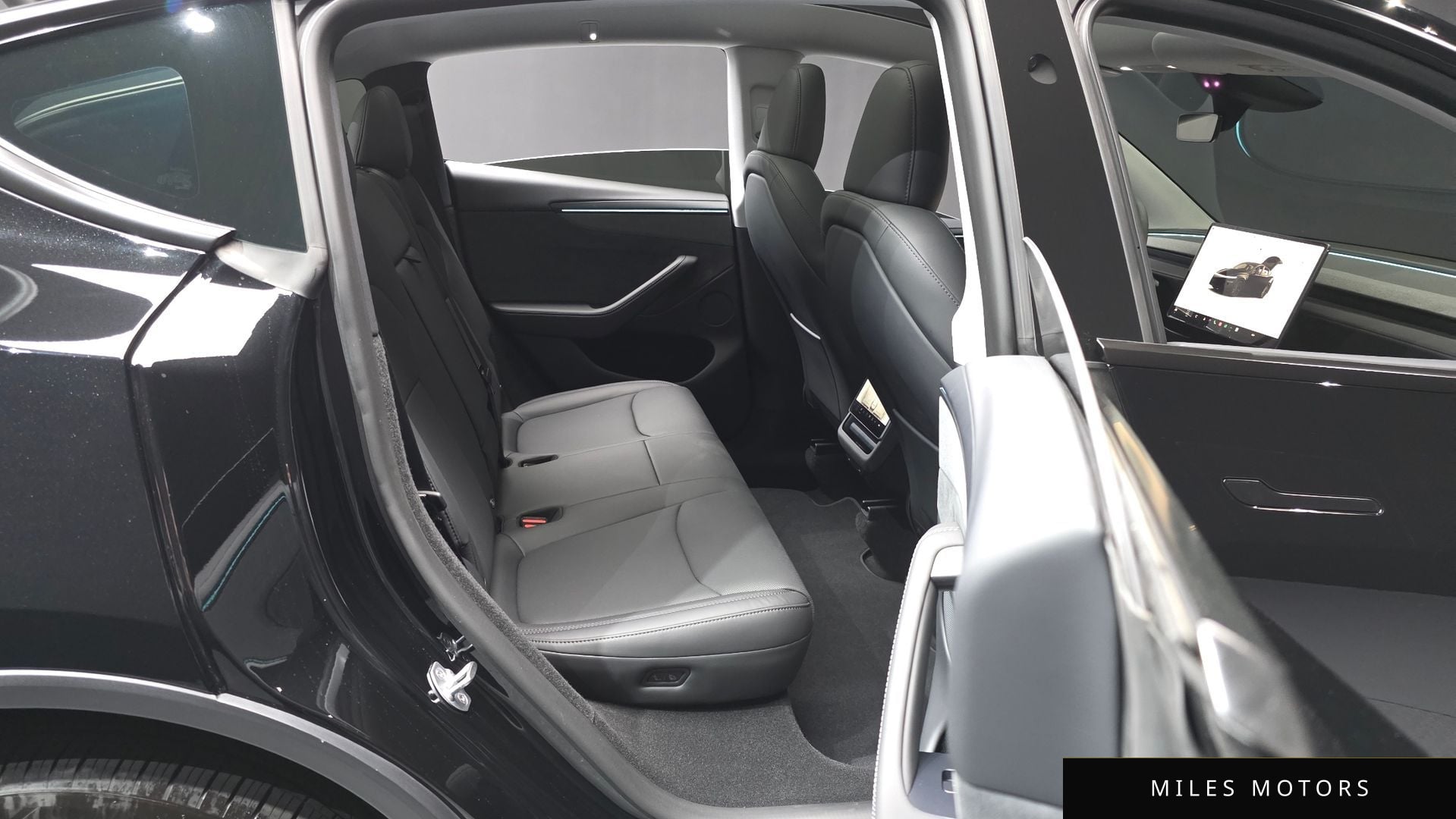 Tesla Model Y 2025 — миниатюра 18