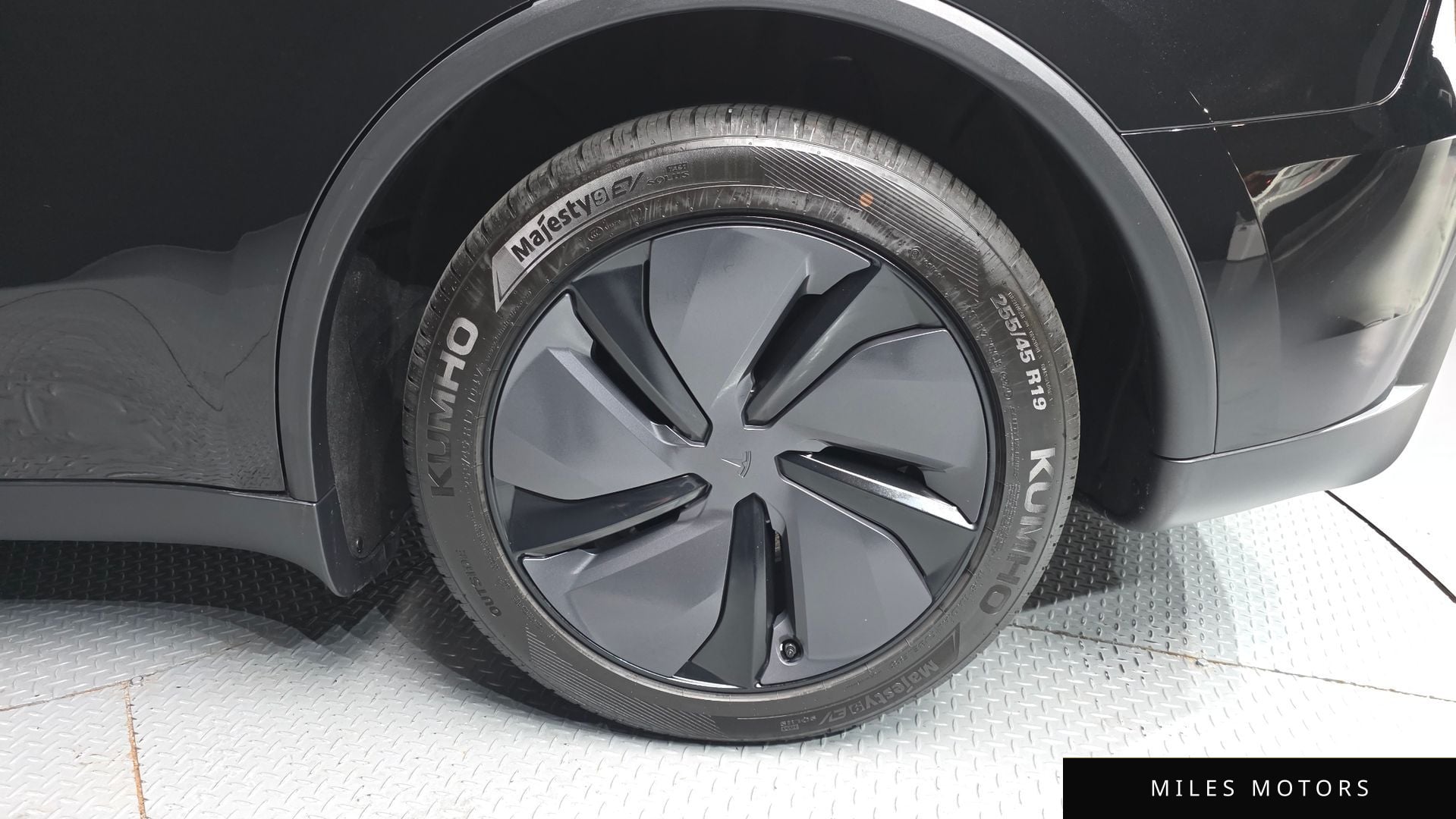 Tesla Model Y 2025 — миниатюра 7