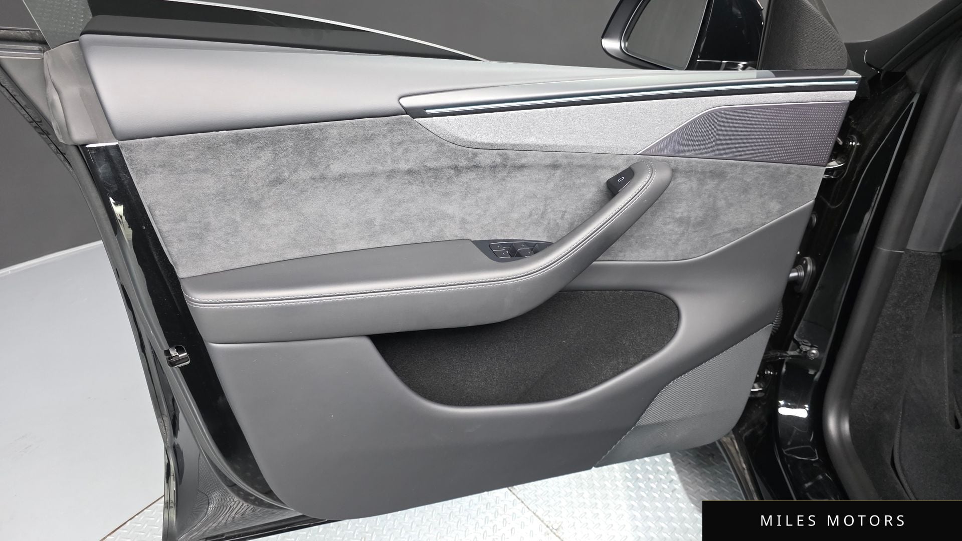 Tesla Model Y 2025 — миниатюра 14