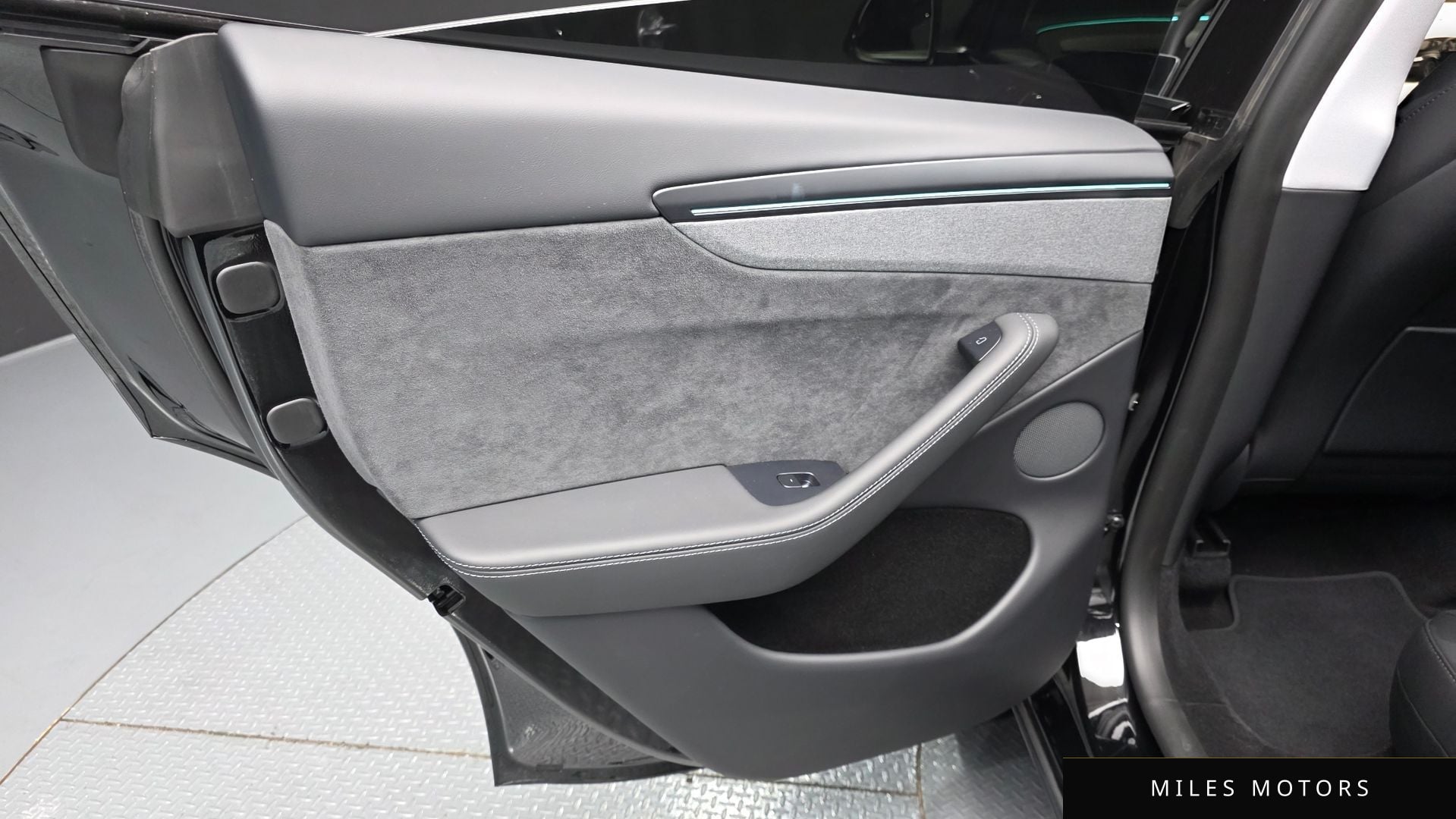 Tesla Model Y 2025 — миниатюра 15