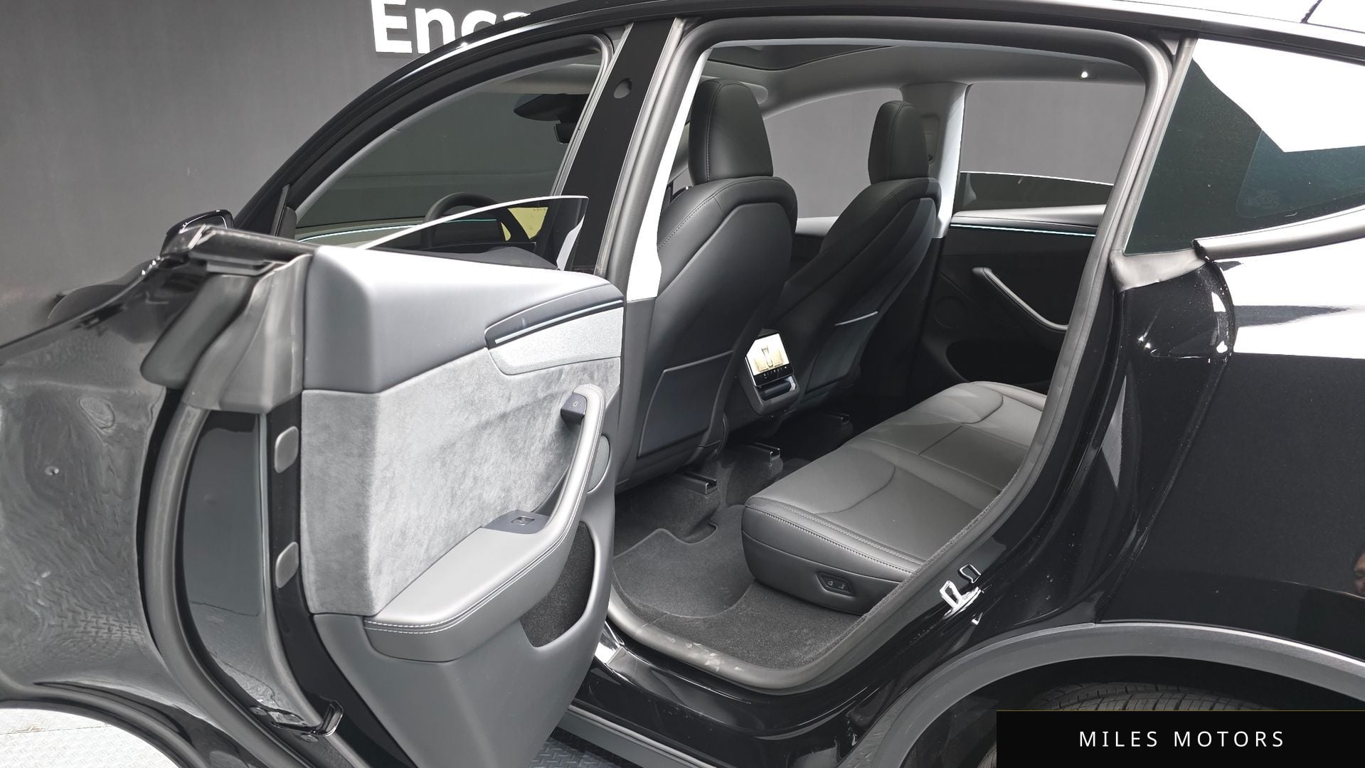 Tesla Model Y 2025 — миниатюра 16