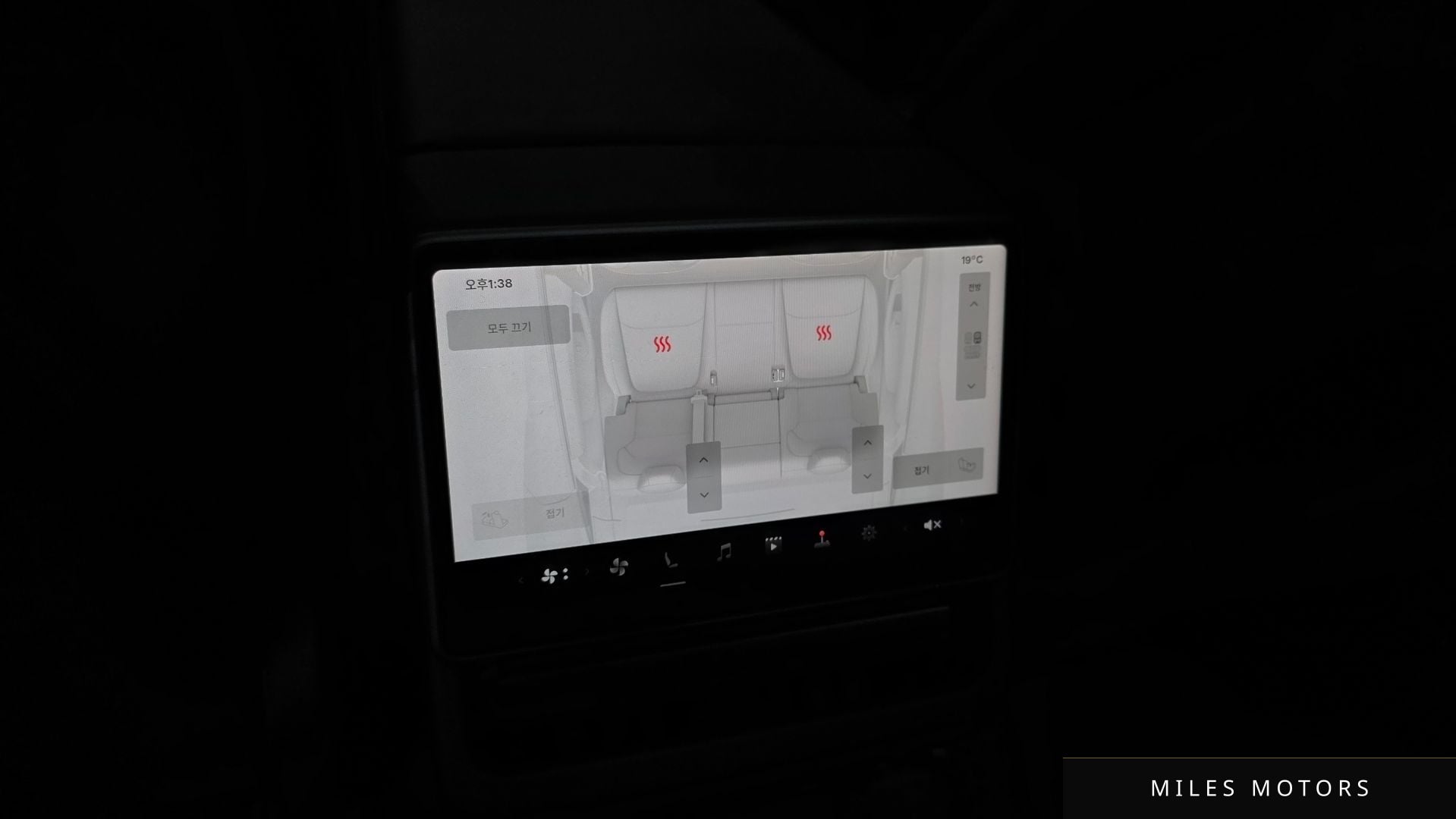 Tesla Model Y 2025 — миниатюра 32