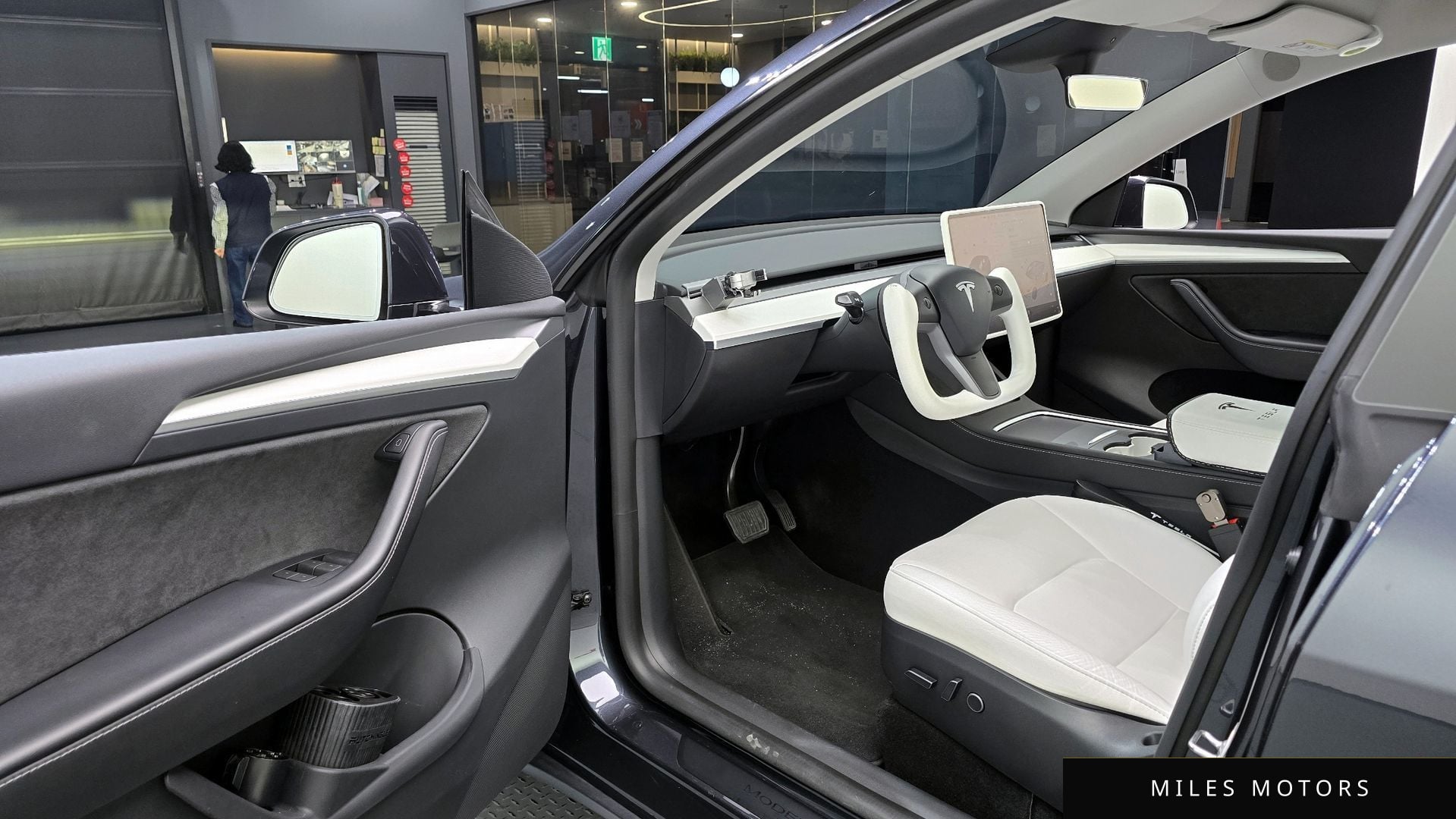 Tesla Model Y 2024 — миниатюра 10