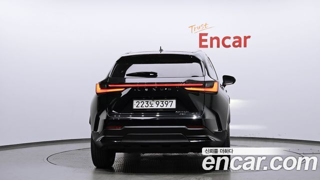 Лексус NX350h 2023 — миниатюра 4