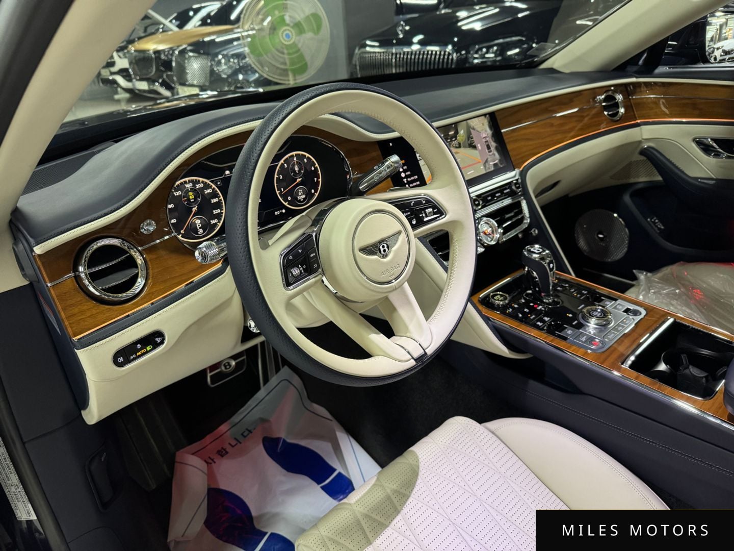 Bentley Flying Spur 2022 — миниатюра 4