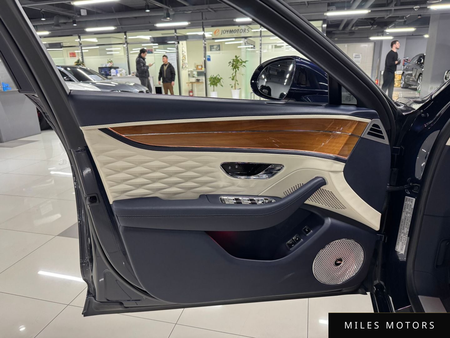 Bentley Flying Spur 2022 — миниатюра 7