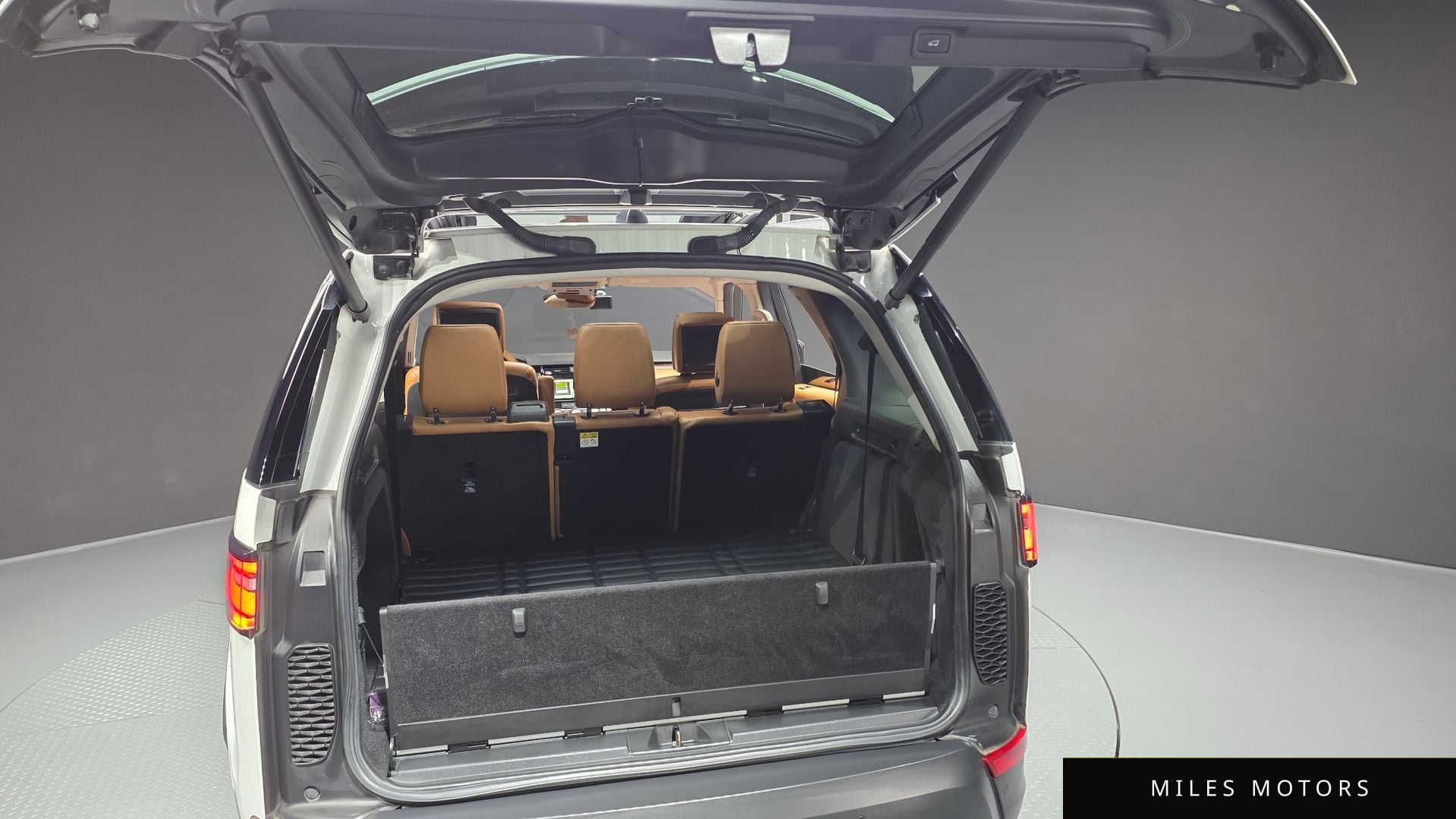 Land Rover Discovery 2017 — миниатюра 20