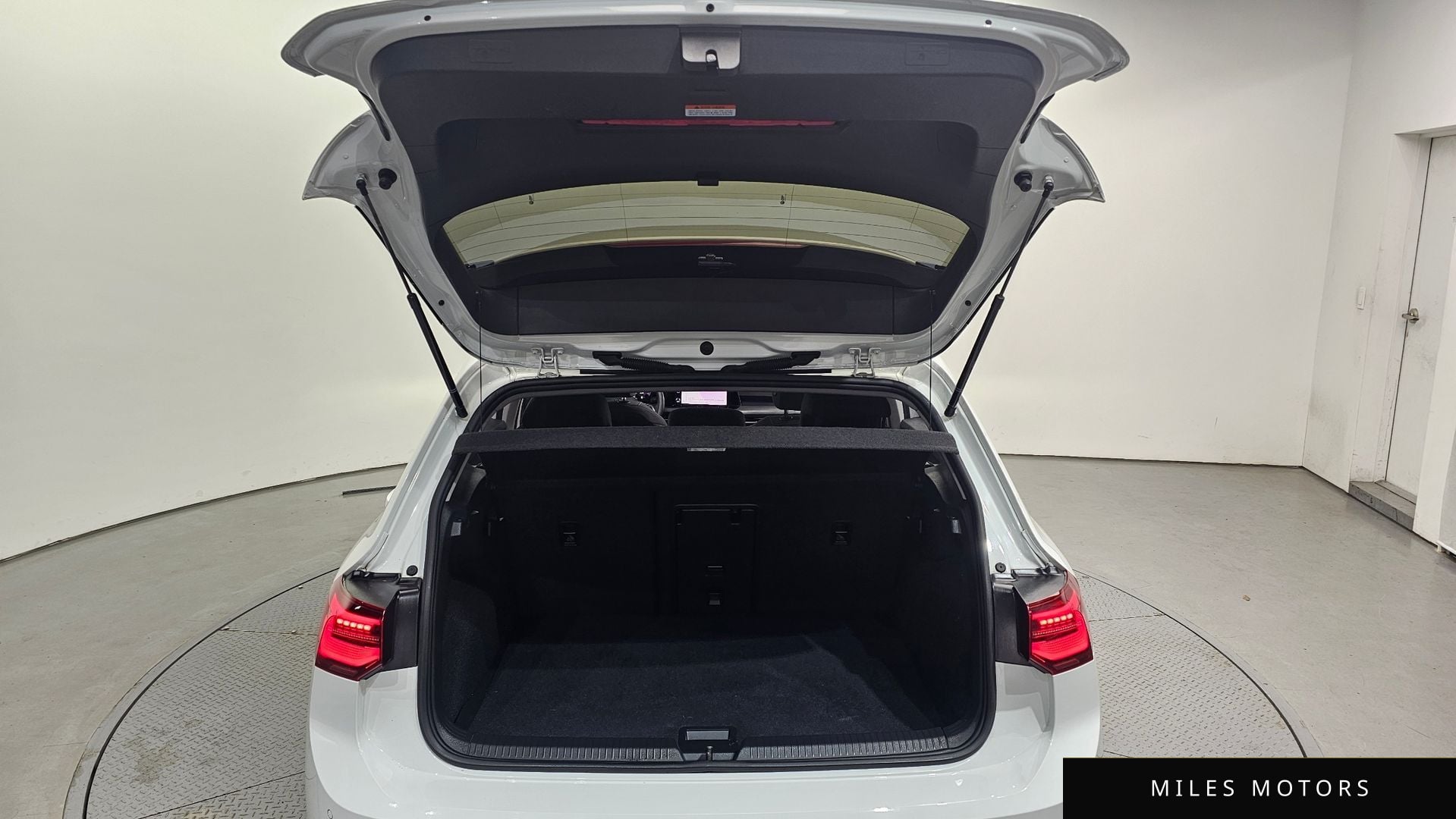 Volkswagen Golf 2023 — миниатюра 26