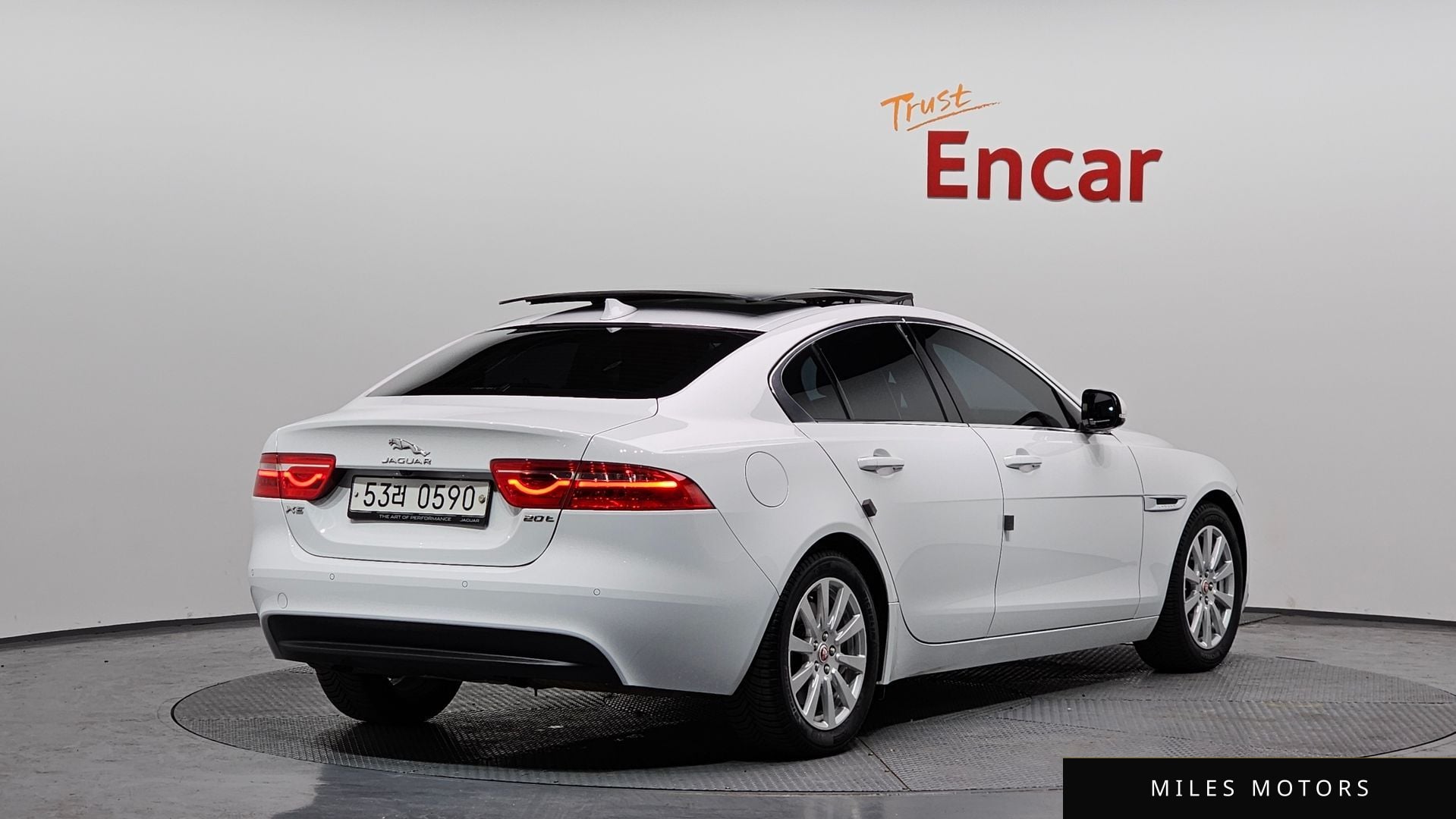 Jaguar XE 2016 — миниатюра 2