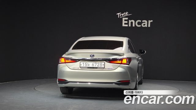 Лексус ES300h 2019 — миниатюра 4