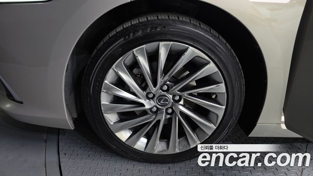 Лексус ES300h 2019 — миниатюра 5
