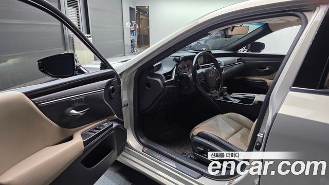 Лексус ES300h 2019 — миниатюра 10