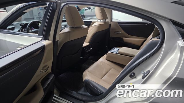 Лексус ES300h 2019 — миниатюра 11