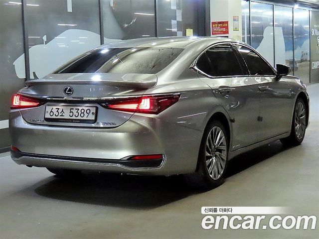 Лексус ES300h 2019 — миниатюра 4