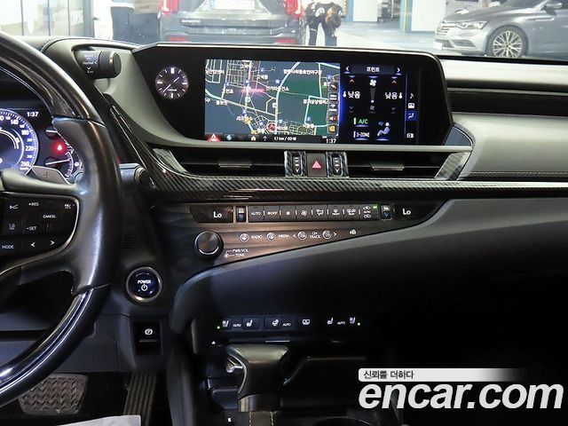 Лексус ES300h 2019 — миниатюра 15