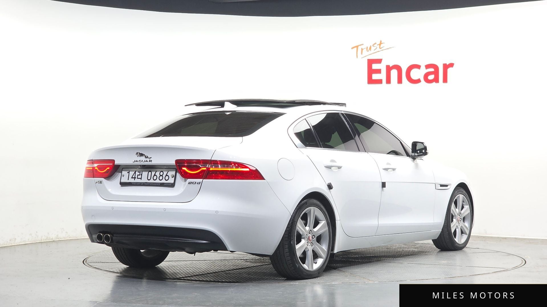 Jaguar XE 2016 — миниатюра 2
