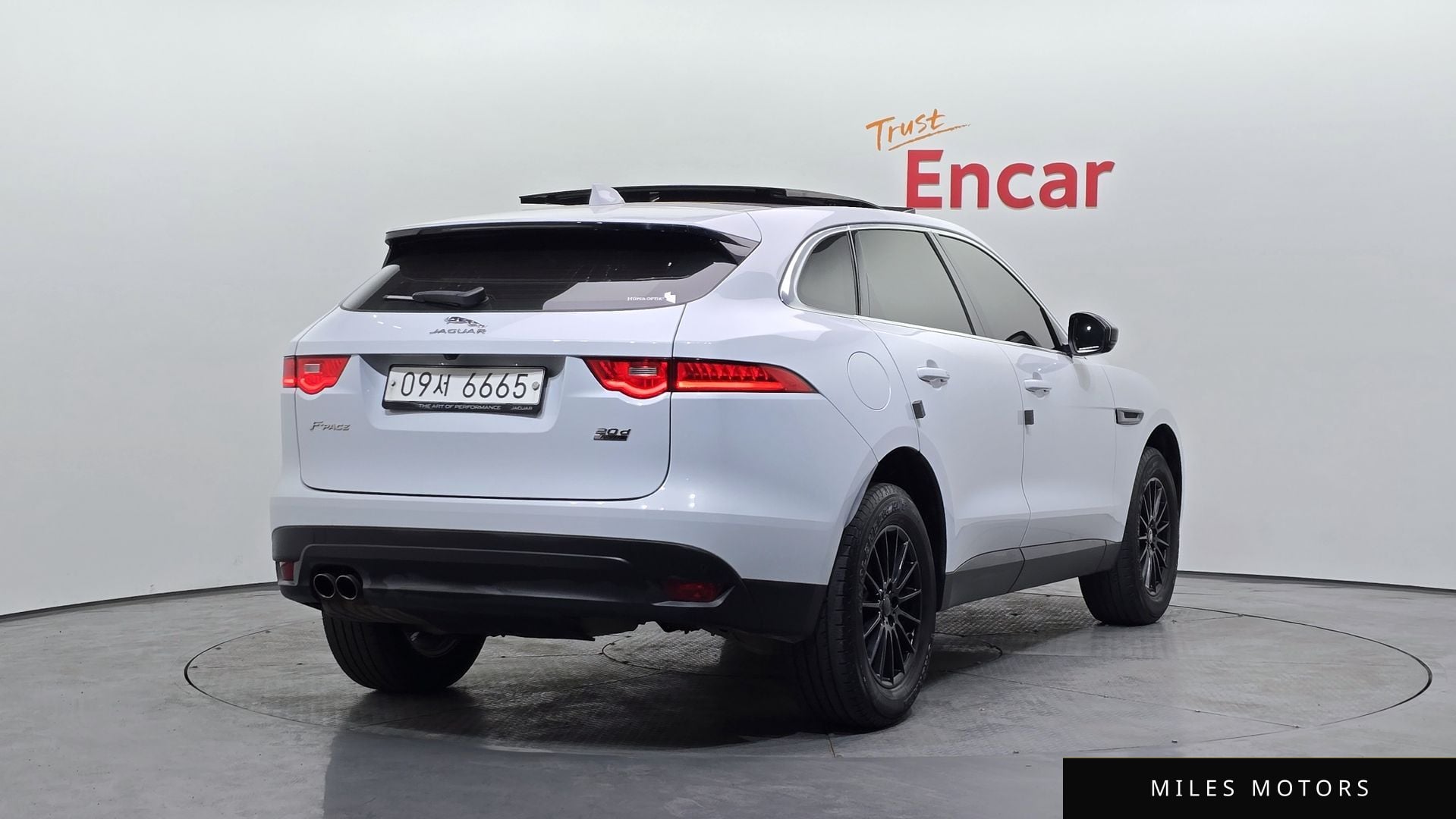 Jaguar F-PACE 2017 — миниатюра 2