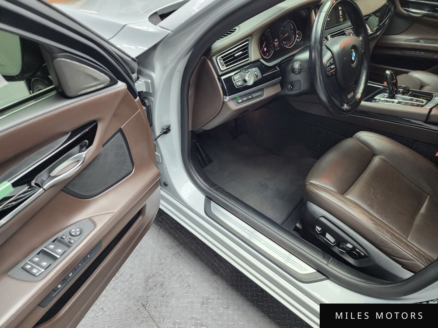 BMW 7 Series (F01) 2015 — миниатюра 7