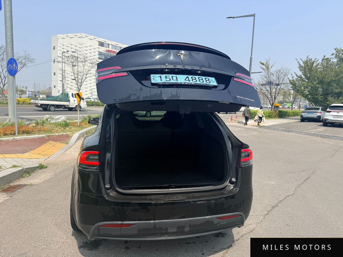 Tesla 모델 X 2020 — миниатюра 8