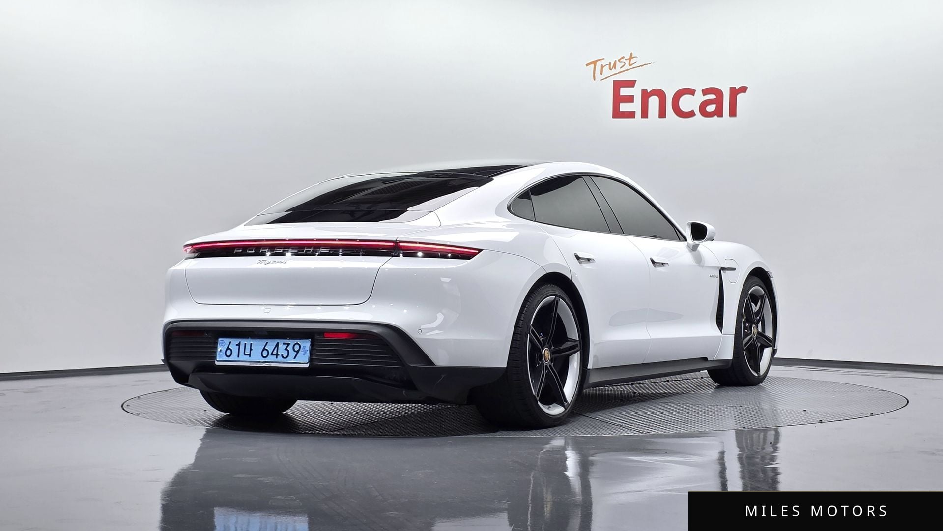 Porsche Taycan 2023 — миниатюра 2