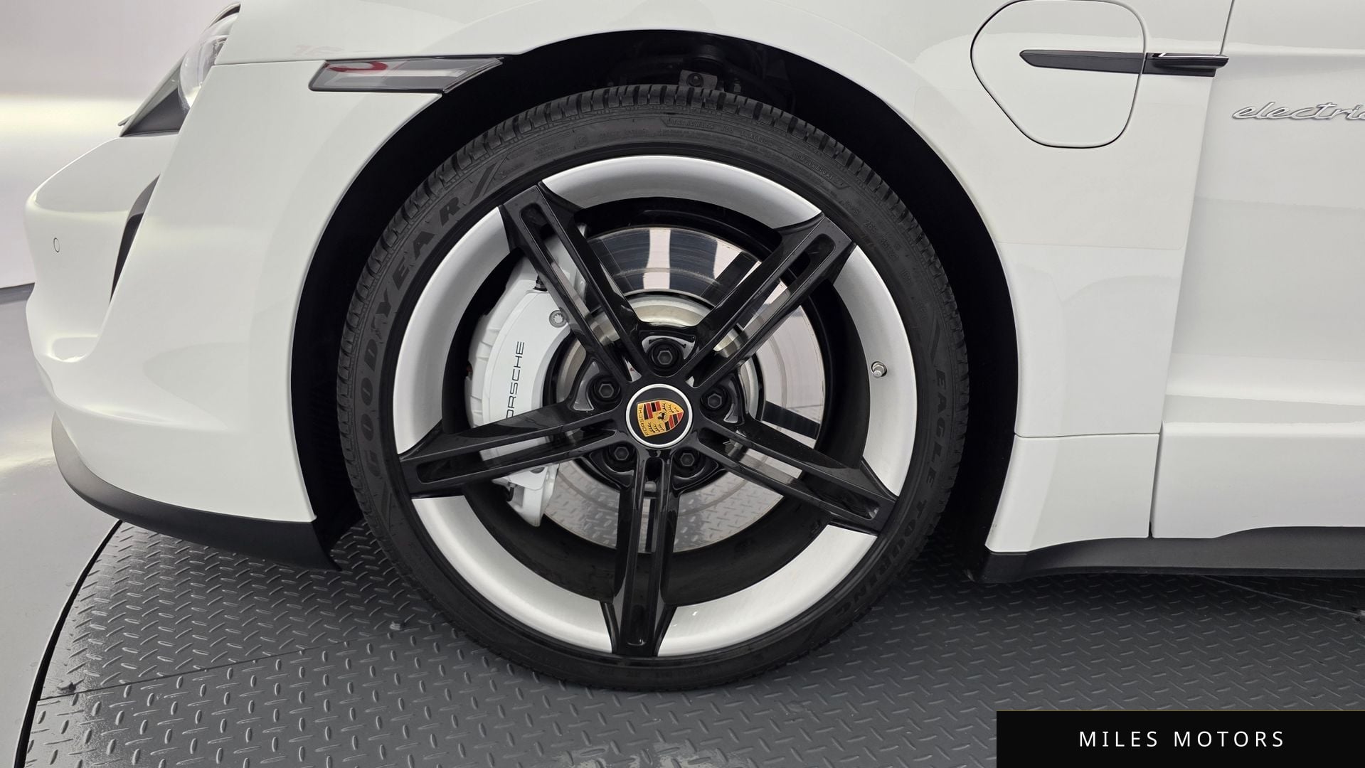 Porsche Taycan 2023 — миниатюра 5