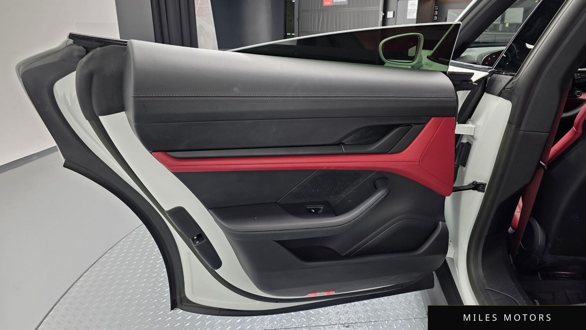 Porsche Taycan 2023 — миниатюра 15